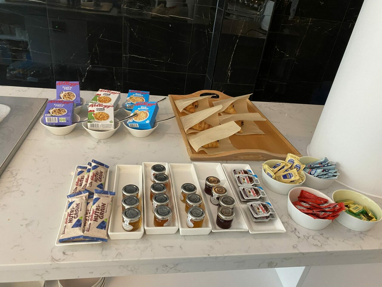 English Breakfast Buffet - Picture of DoubleTree by Hilton London