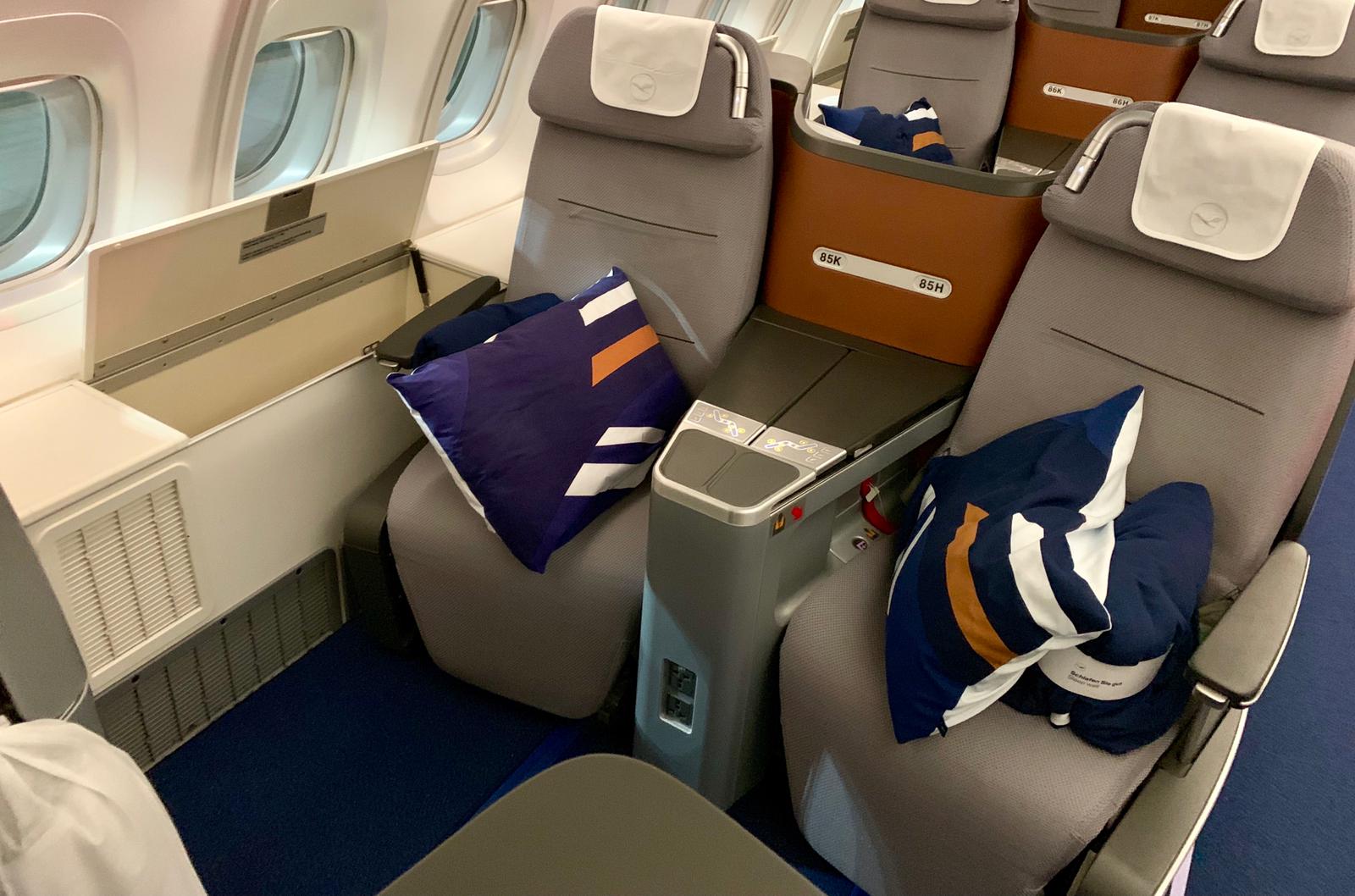 Lufthansa Boeing 747-800 Business Class Review - Comfortable Seats ...