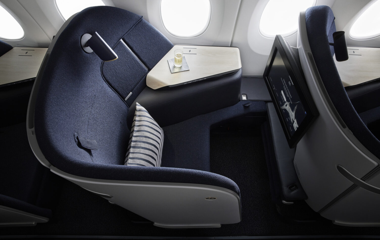 finnair-new-a350-business-class-airlounge-non-reclining-seats-to