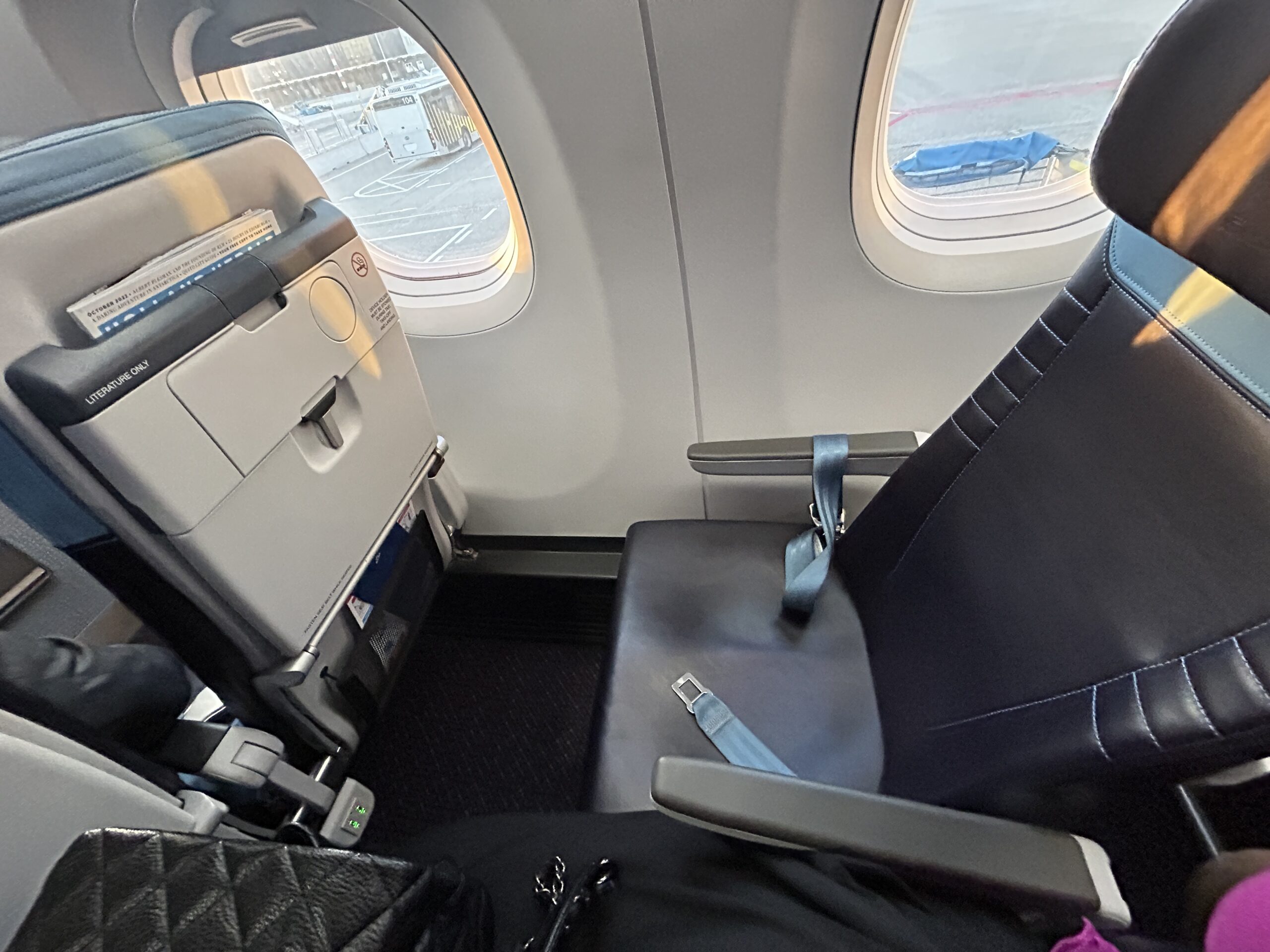 REVIEW: KLM City Hopper E190 Business class Amsterdam to London ...