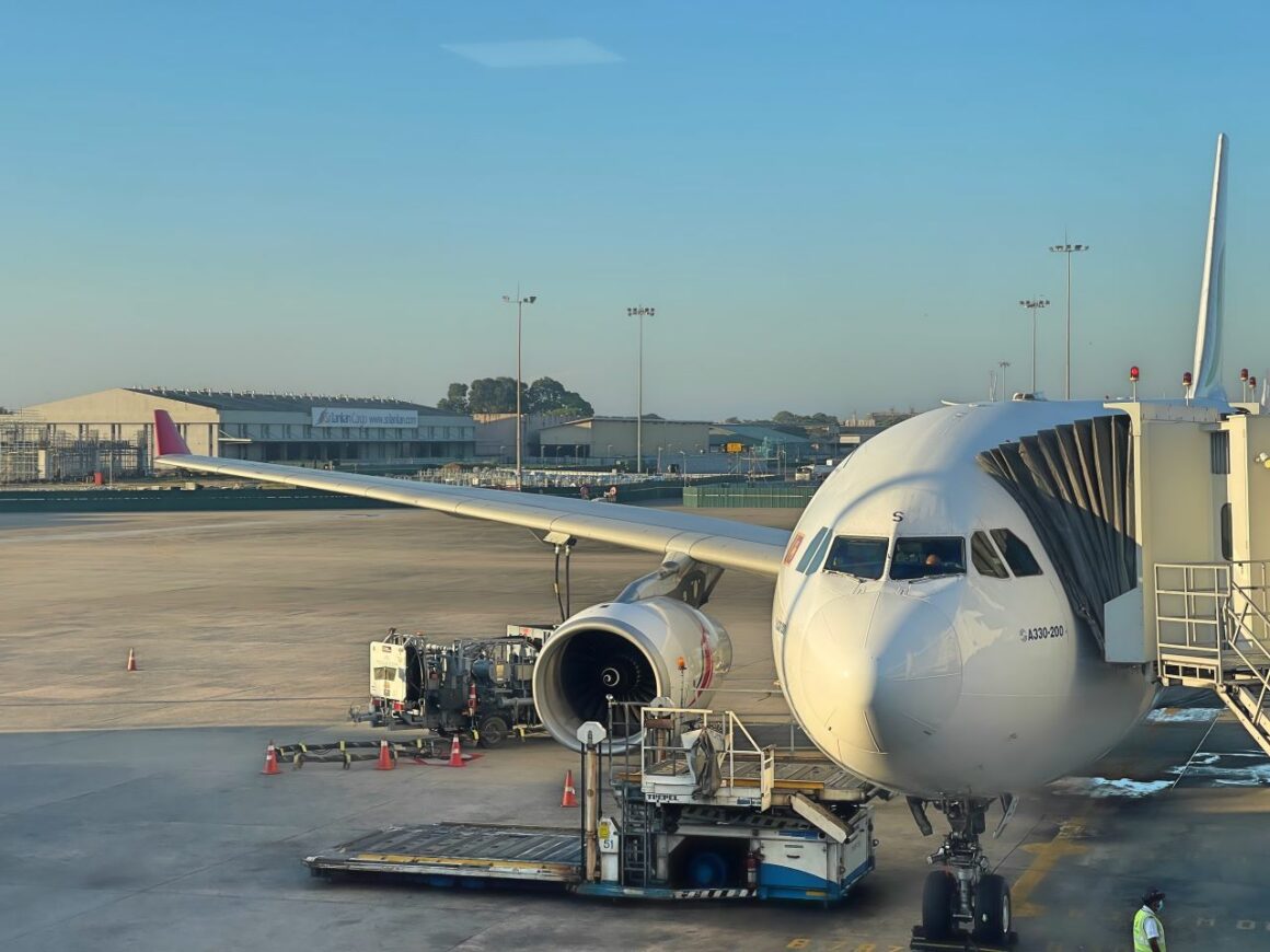 Sri Lankan Airlines Business Class Abu Dhabi to Colombo - Turning left ...